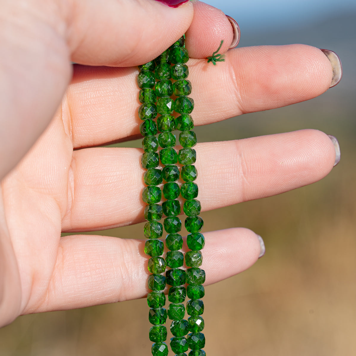Perles cubes facettes de Diopside chrome de 4,7 mm ( 1/2 rang de env 45 perles )