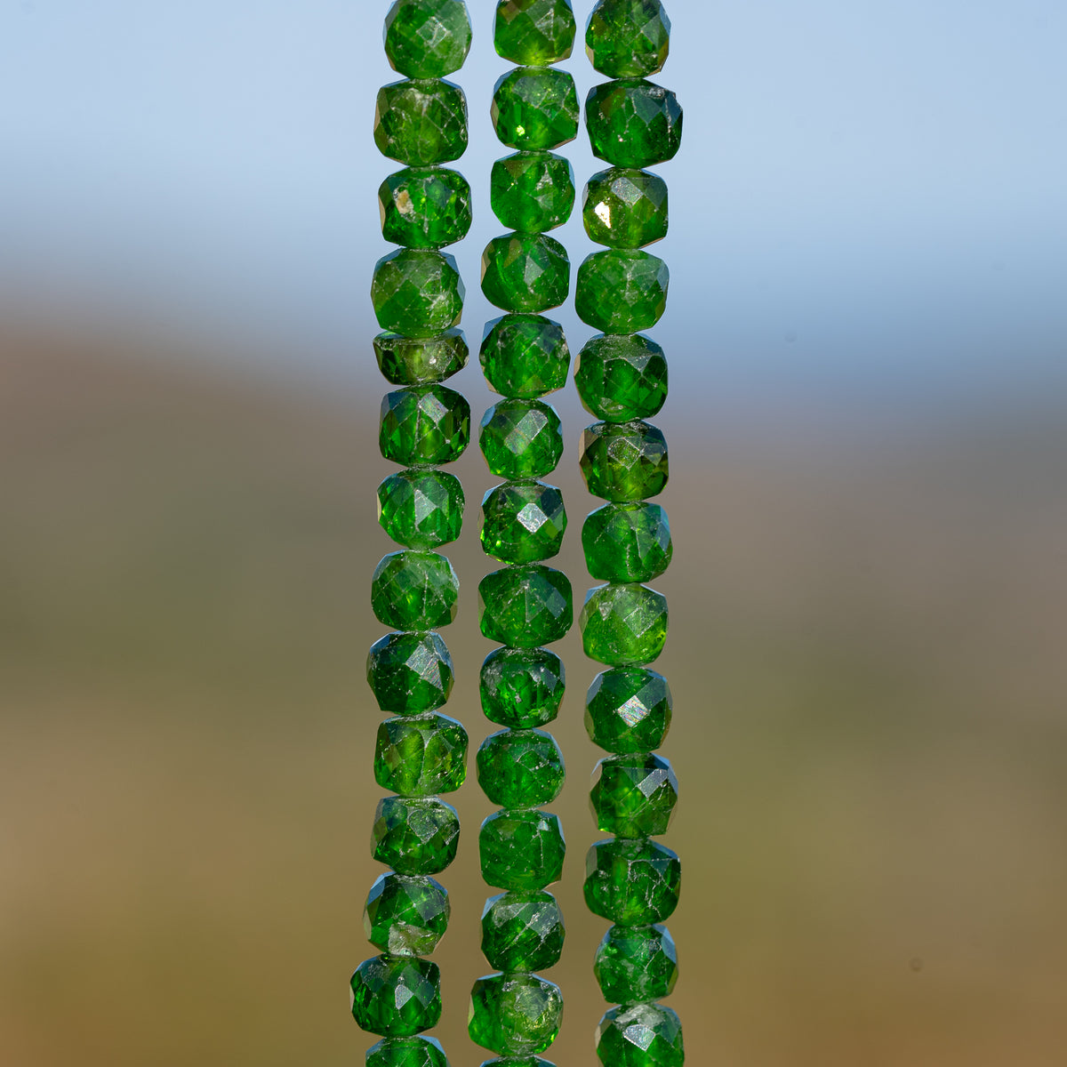 Perles cubes facettes de Diopside chrome de 4,7 mm ( 1/2 rang de env 45 perles )