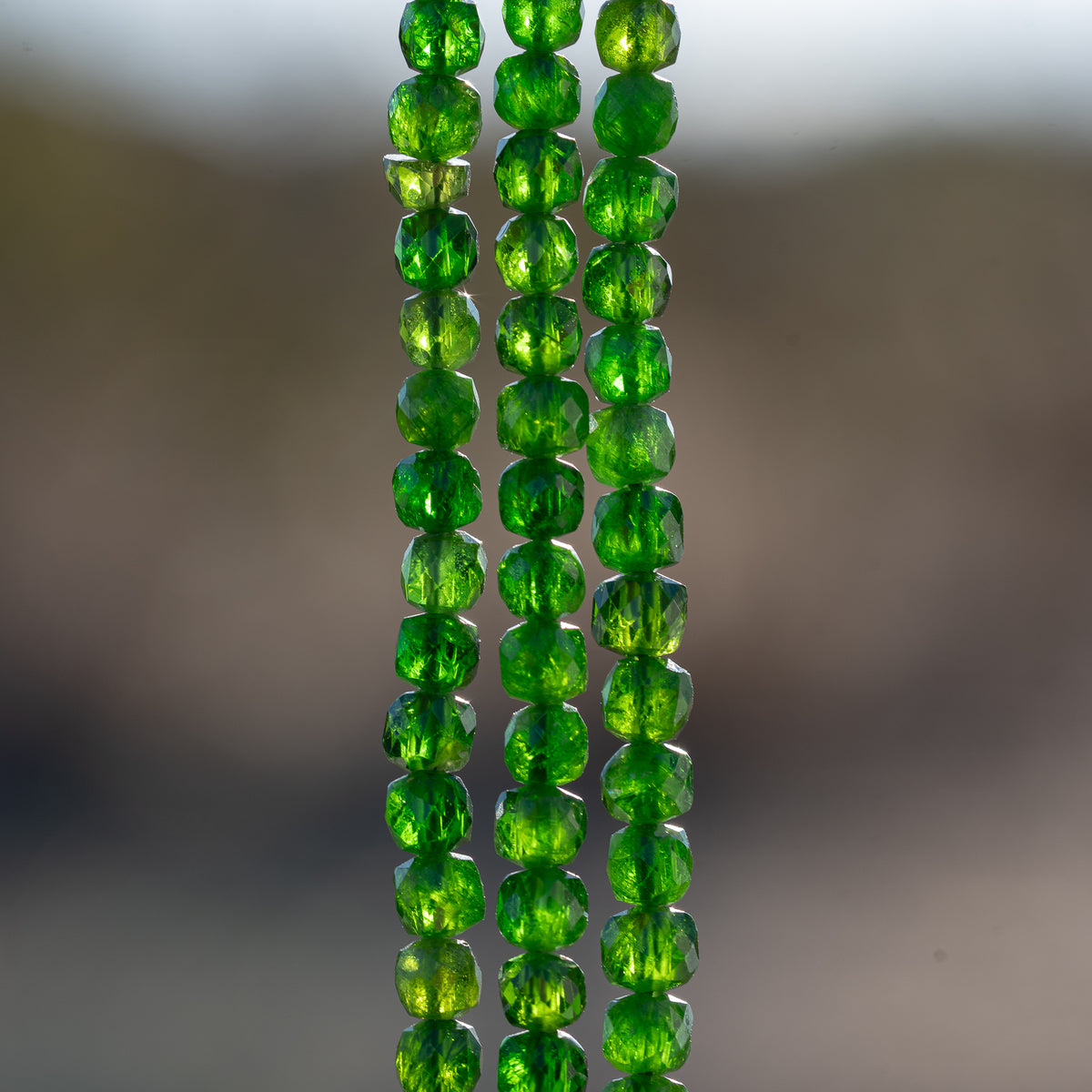 Perles cubes facettes de Diopside chrome de 4,7 mm ( 1/2 rang de env 45 perles )