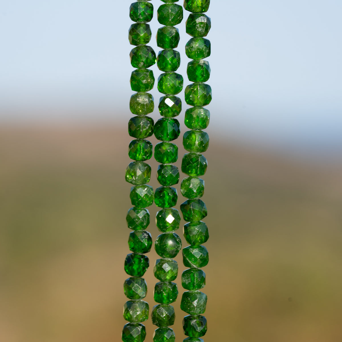 Perles cubes facettes de Diopside chrome de 4,7 mm ( 1/2 rang de env 45 perles )