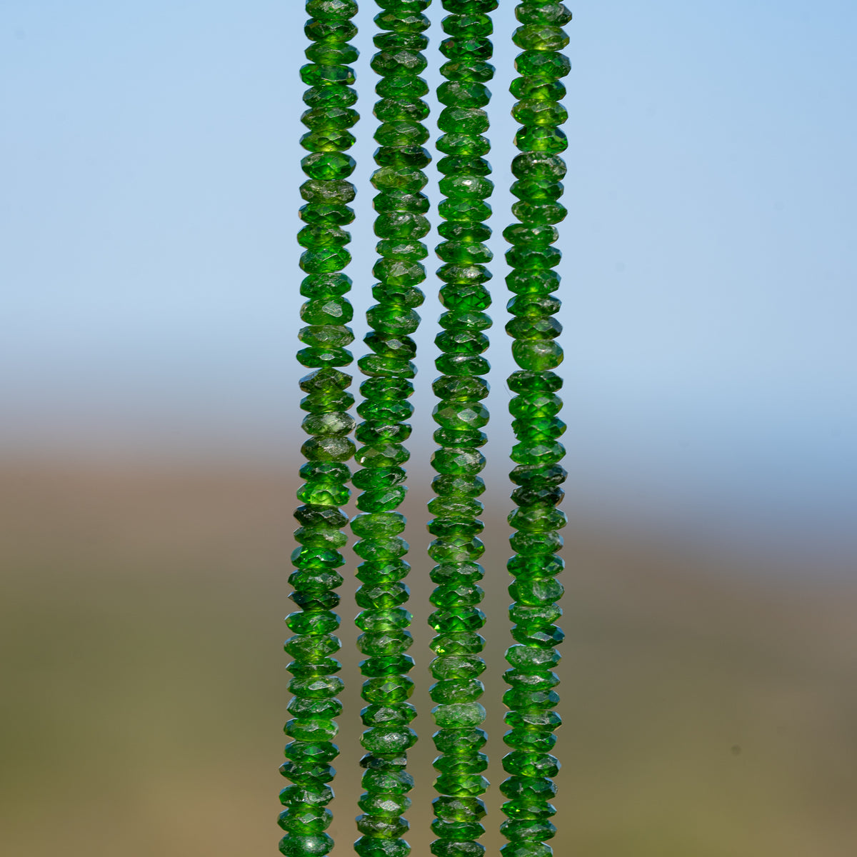 Perles rondelles facettes de Diopside chrome de 3,7 mm ( 1/2 rang de env 122 perles )