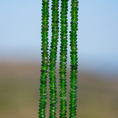 Perles rondelles facettes de Diopside chrome de 3,7 mm ( 1/2 rang de env 122 perles )