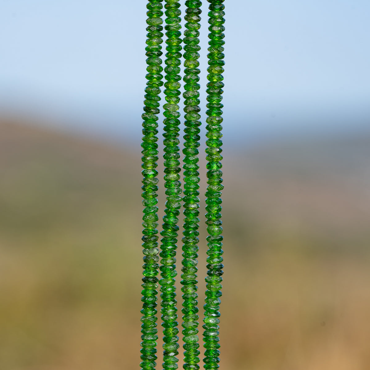Perles rondelles facettes de Diopside chrome de 3,7 mm ( 1/2 rang de env 122 perles )