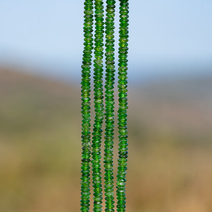 Perles rondelles facettes de Diopside chrome de 3,7 mm ( 1/2 rang de env 122 perles )