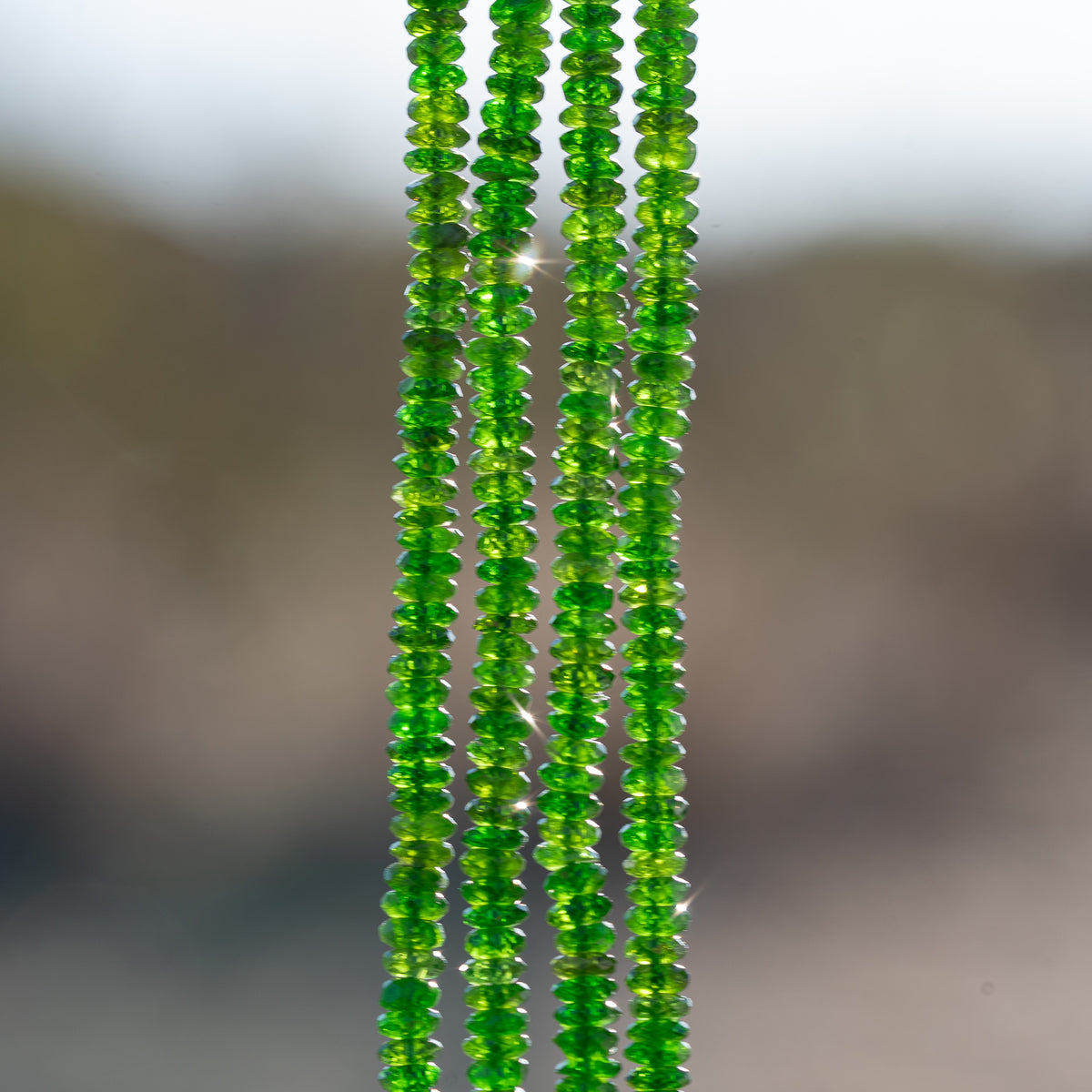 Perles rondelles facettes de Diopside chrome de 3,7 mm ( 1/2 rang de env 122 perles )