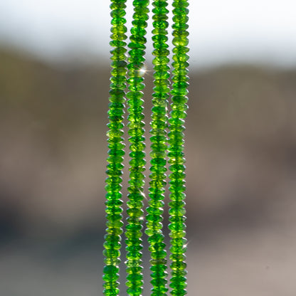 Perles rondelles facettes de Diopside chrome de 3,7 mm ( 1/2 rang de env 122 perles )