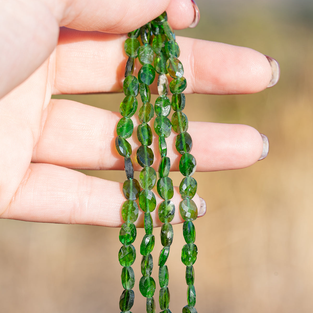 Perles ovales facettes de Diopside chrome de env 6/7 mm ( rang de env 56 perles )