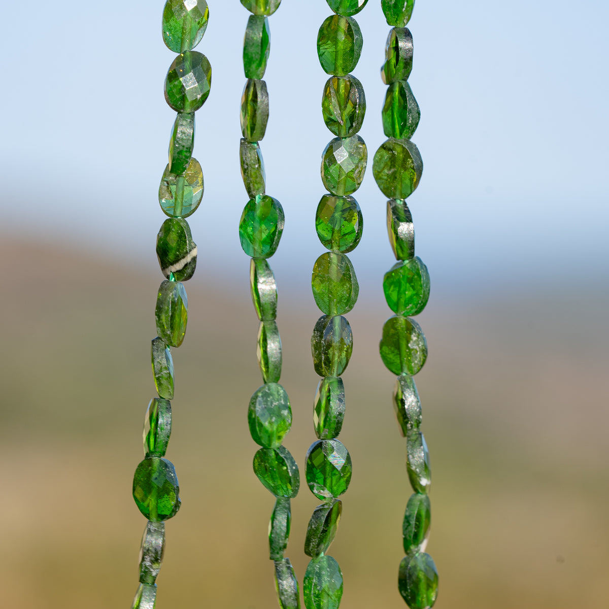 Perles ovales facettes de Diopside chrome de env 6/7 mm ( rang de env 56 perles )