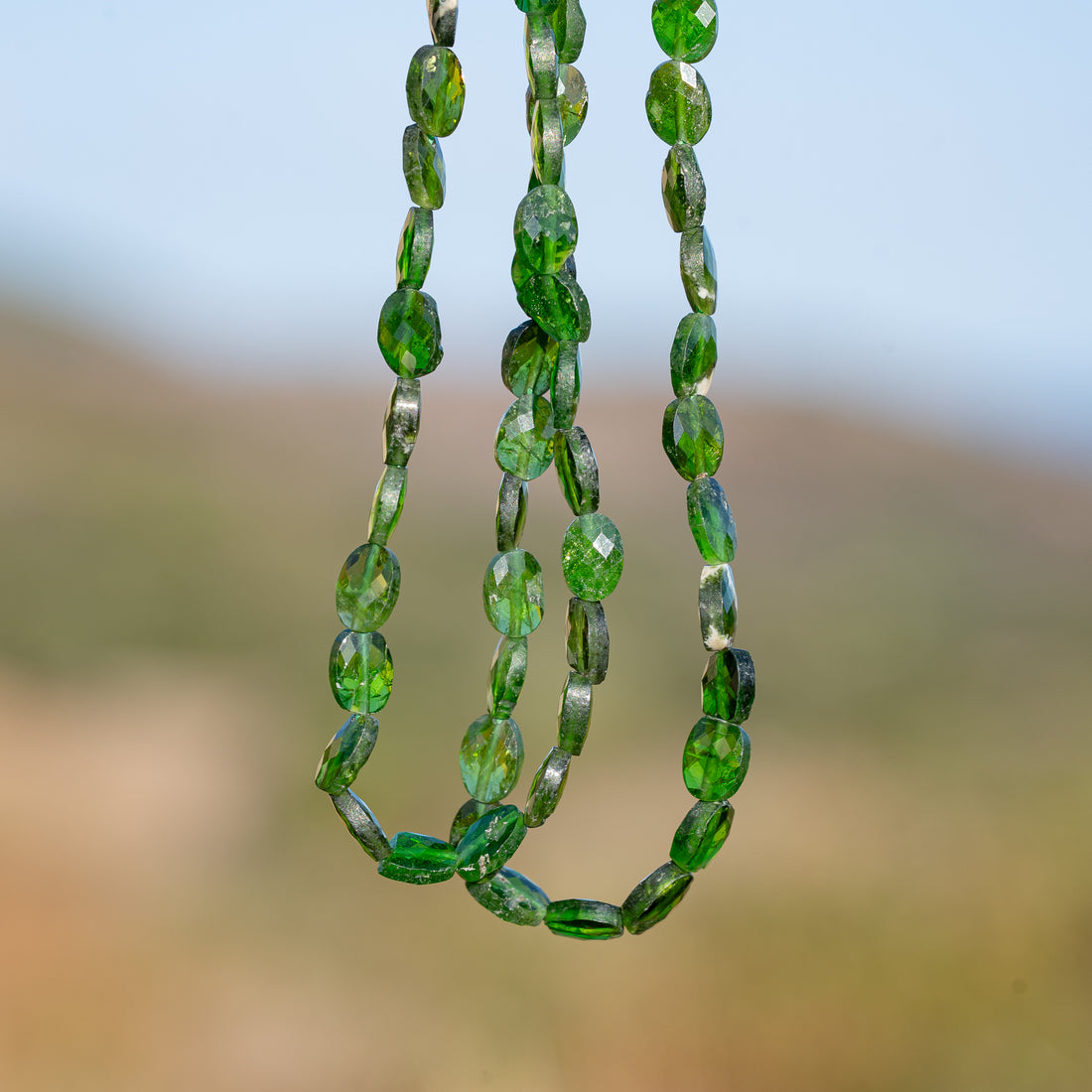 Perles ovales facettes de Diopside chrome de env 6/7 mm ( rang de env 56 perles )