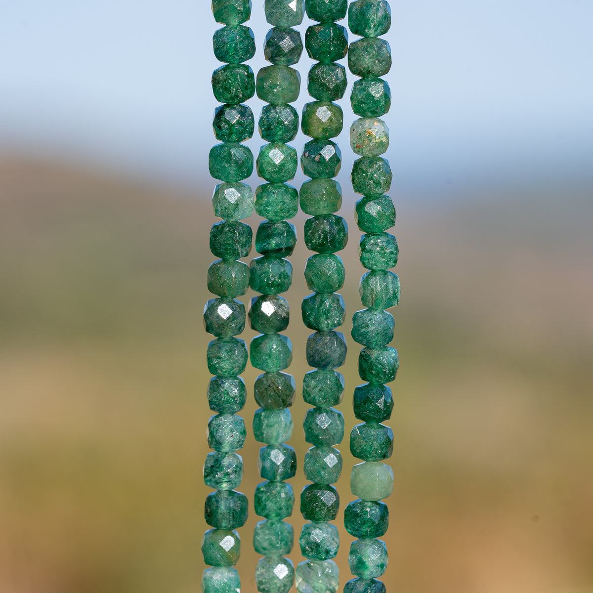 Perles cubes facettes de Fuchsite de 5 mm ( 1/2 rang de env 40 perles )