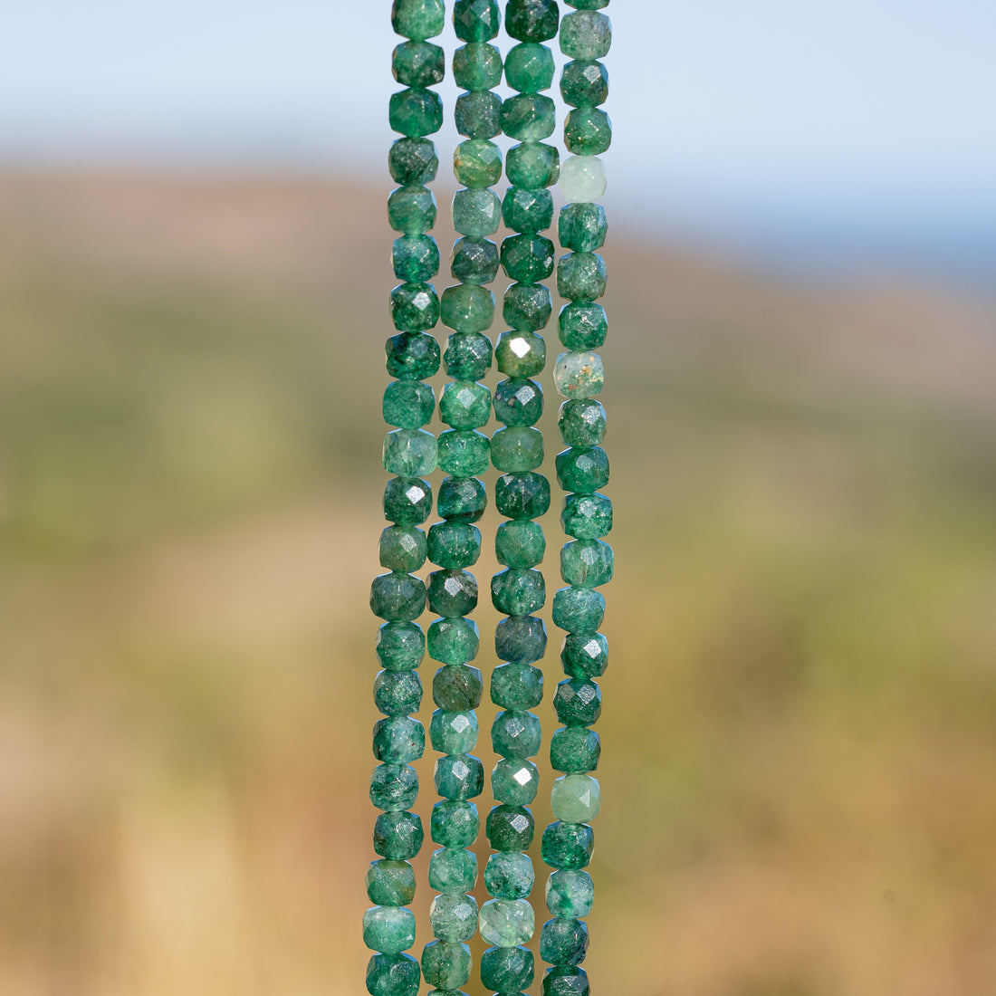 Perles cubes facettes de Fuchsite de 5 mm ( 1/2 rang de env 40 perles )