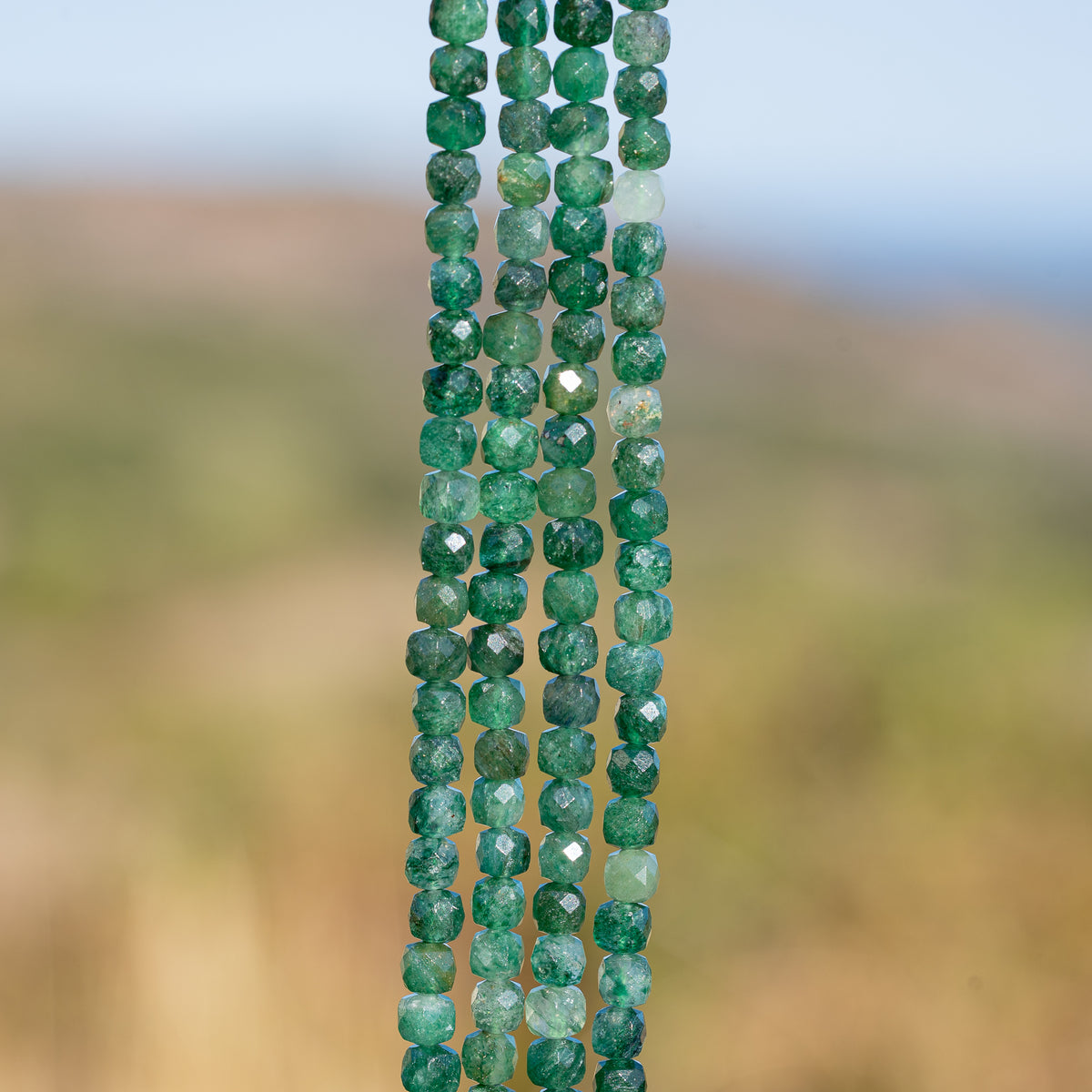 Perles cubes facettes de Fuchsite de 5 mm ( 1/2 rang de env 40 perles )