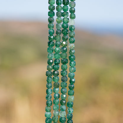 Perles cubes facettes de Fuchsite de 5 mm ( 1/2 rang de env 40 perles )