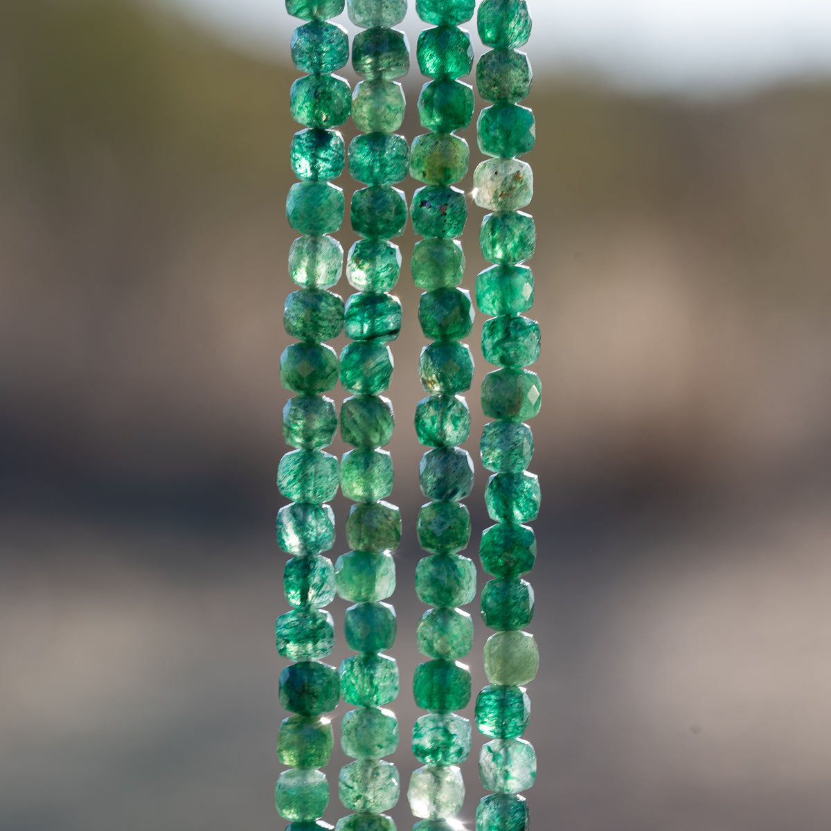 Perles cubes facettes de Fuchsite de 5 mm ( 1/2 rang de env 40 perles )