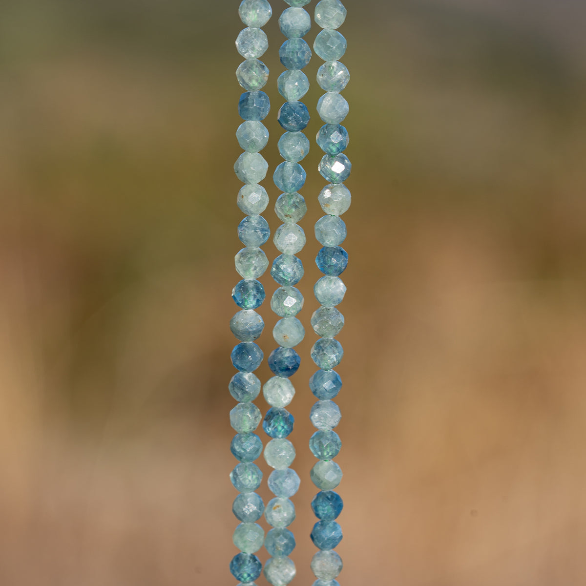 Perles rondes facettes de Cyanite verte/bleue de 4 mm ( 1/2 rang de env 68 perles )