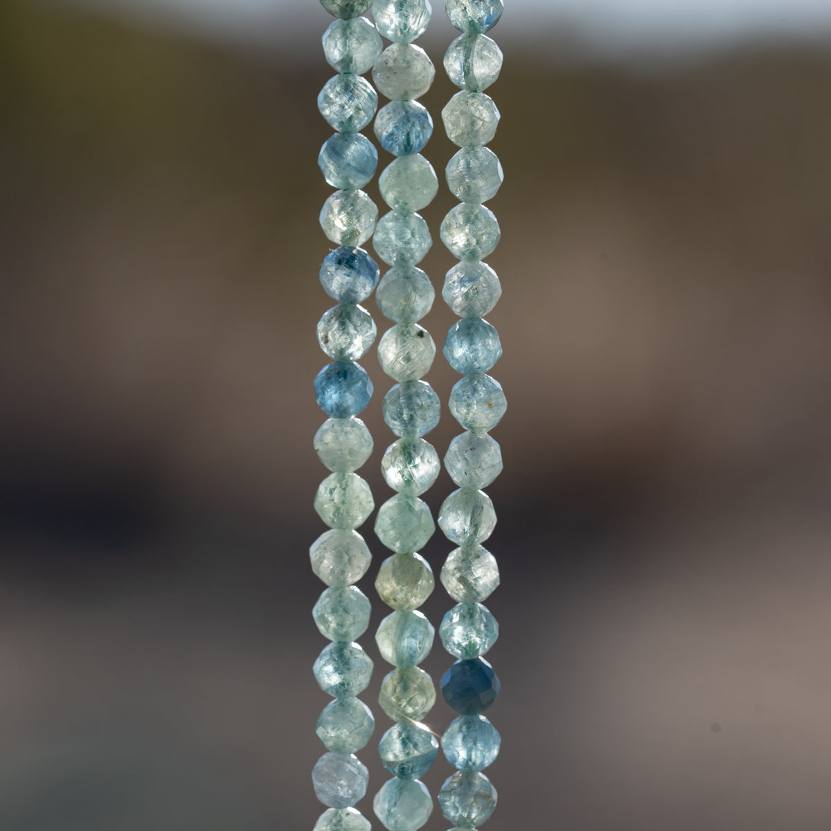 Perles rondes facettes de Cyanite verte/bleue de 4 mm ( 1/2 rang de env 68 perles )