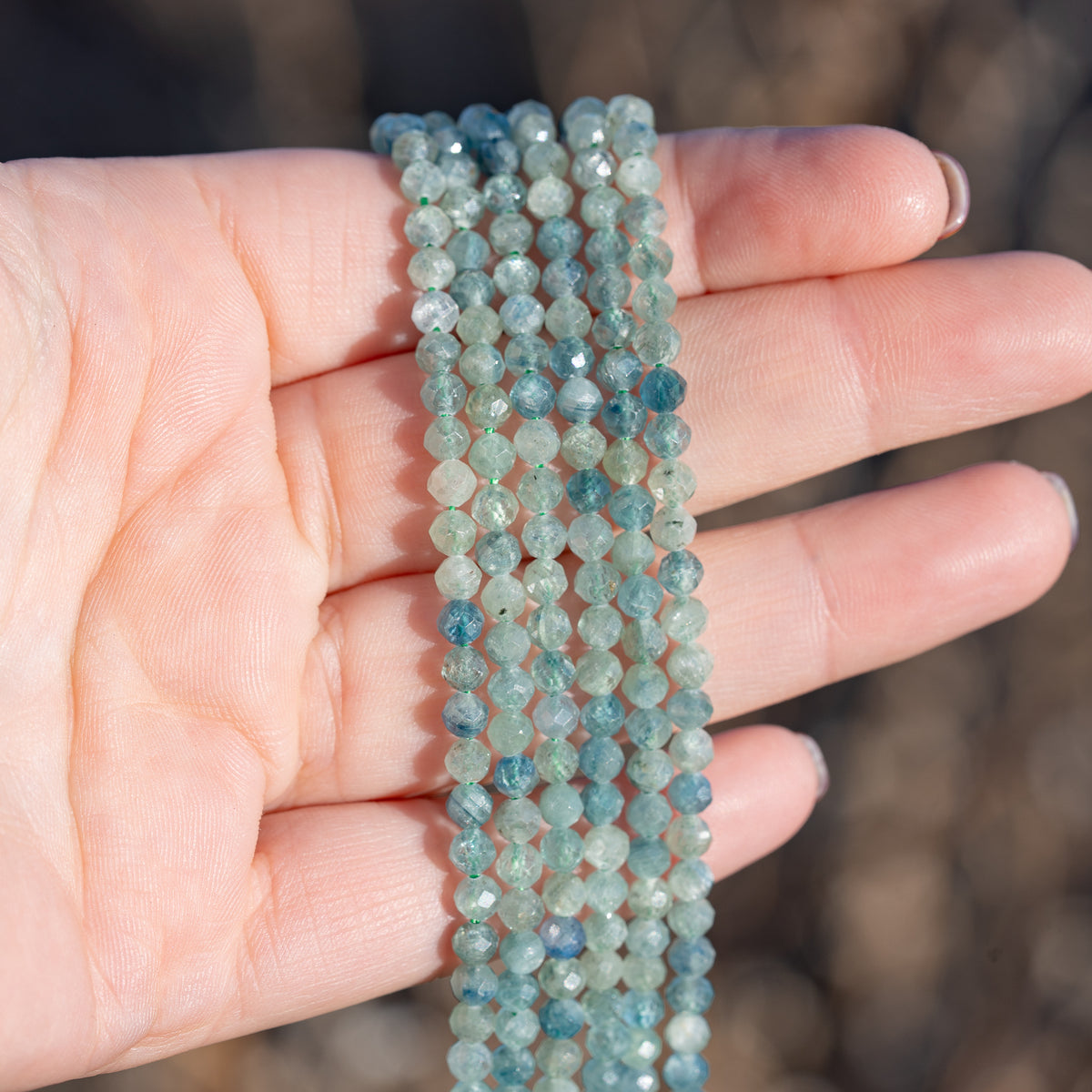 Perles rondes facettes de Cyanite verte/bleue de 4 mm ( 1/2 rang de env 68 perles )