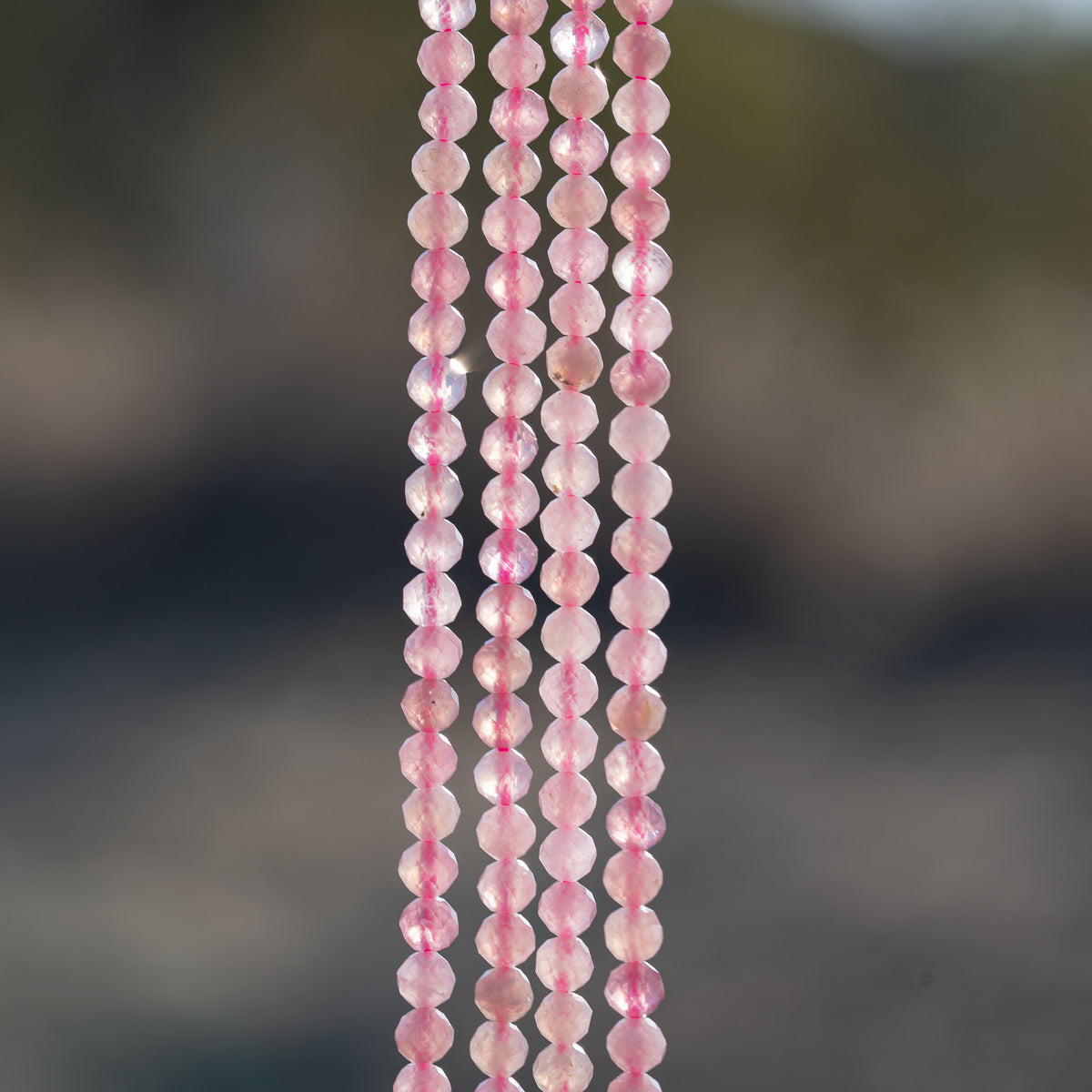 Perles rondes facettes de Quartz rose de Madagascar de 4,2 mm ( rang de env 104 perles )