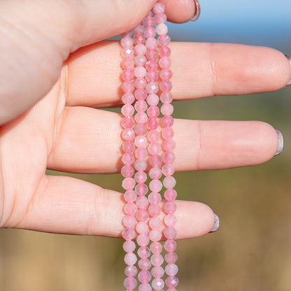 Perles rondes facettes de Quartz rose de Madagascar de 4,2 mm ( rang de env 104 perles )