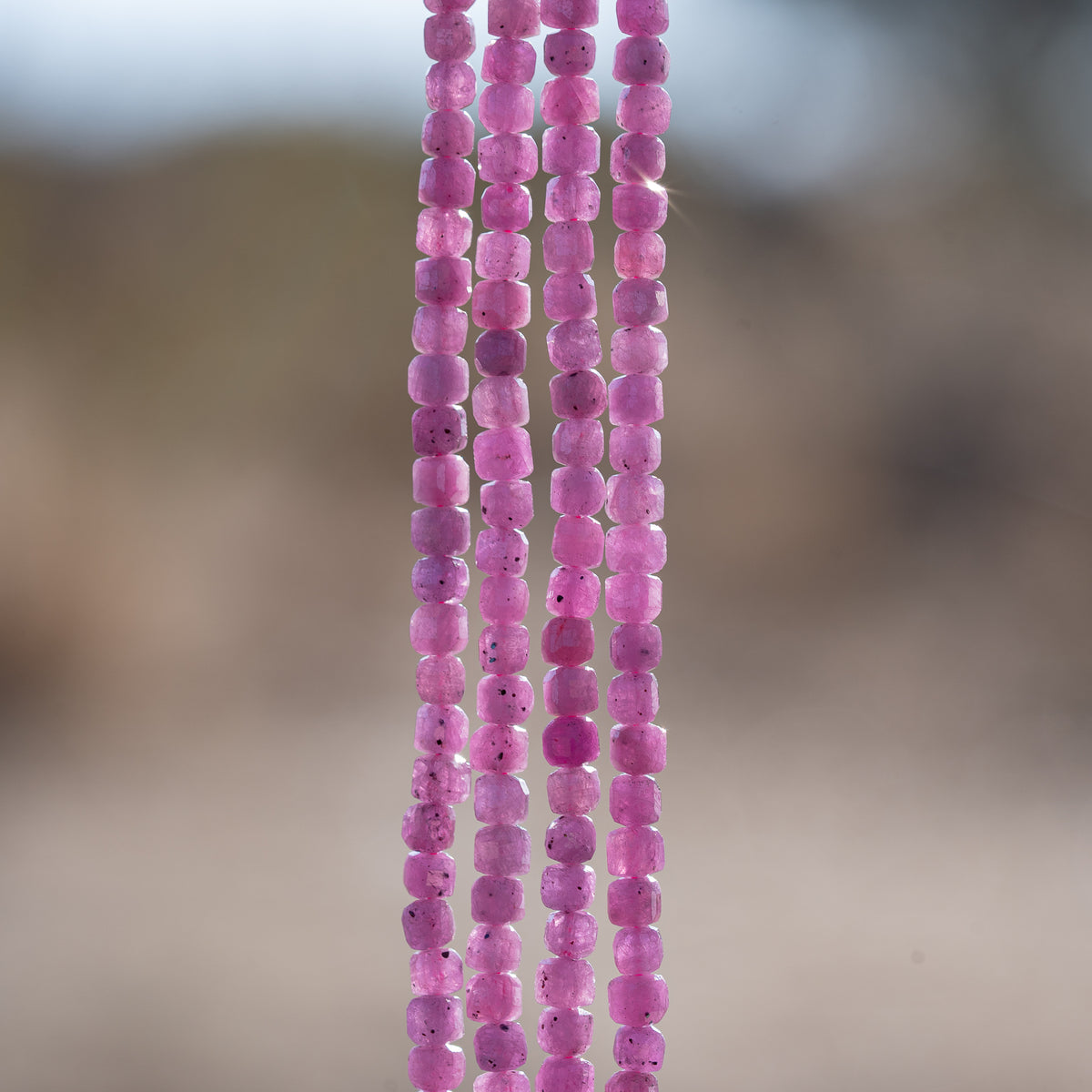 Perles cubes facettes de Saphir rose de 3,2 mm ( 1/2 rang de env 64 perles )