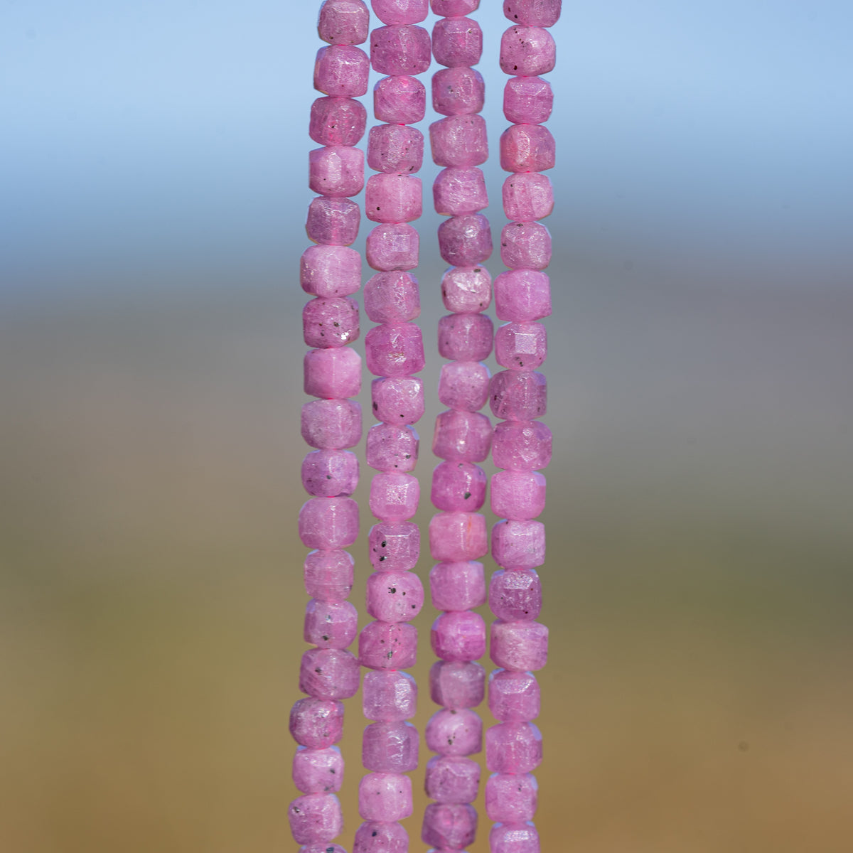 Perles cubes facettes de Saphir rose de 3,2 mm ( 1/2 rang de env 64 perles )