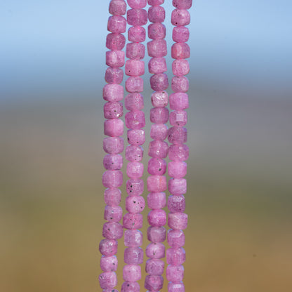 Perles cubes facettes de Saphir rose de 3,2 mm ( 1/2 rang de env 64 perles )
