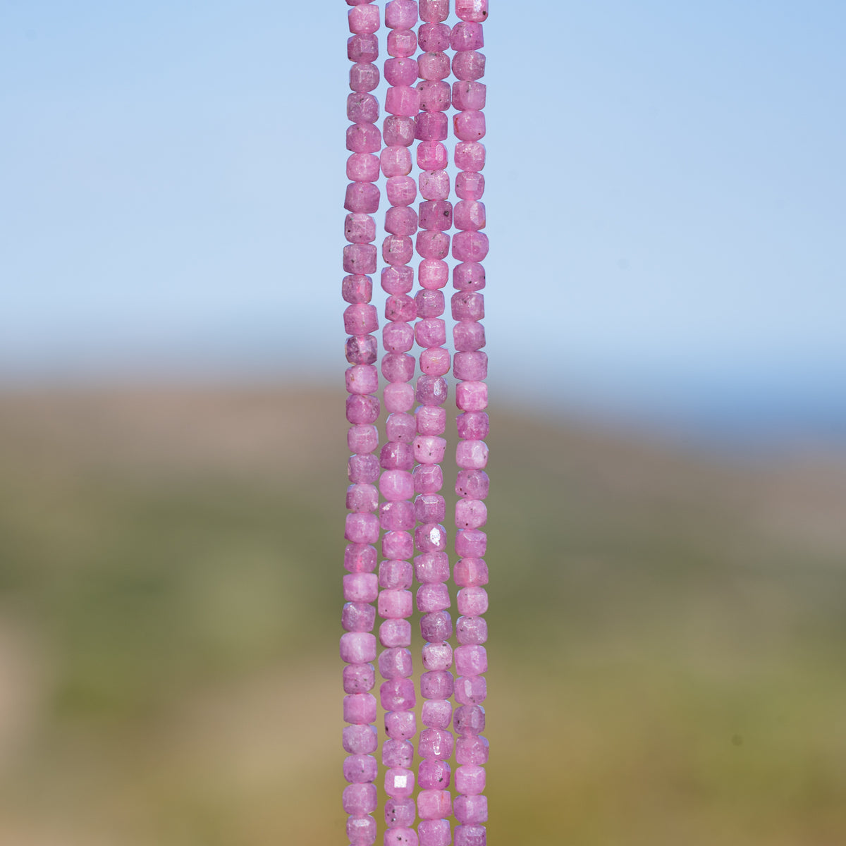 Perles cubes facettes de Saphir rose de 3,2 mm ( 1/2 rang de env 64 perles )
