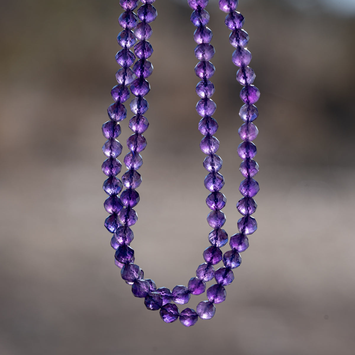 Perles rondes facettes en Améthyste violette de 4,4 mm ( rang de env 96 perles )