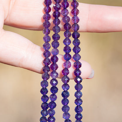 Perles rondes facettes en Améthyste violette de 4,4 mm ( rang de env 96 perles )