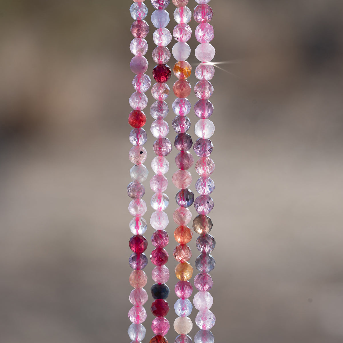 Perles rondes facettes de Spinelle multicolore de 4 mm ( 1/2 rang de env 50 perles )