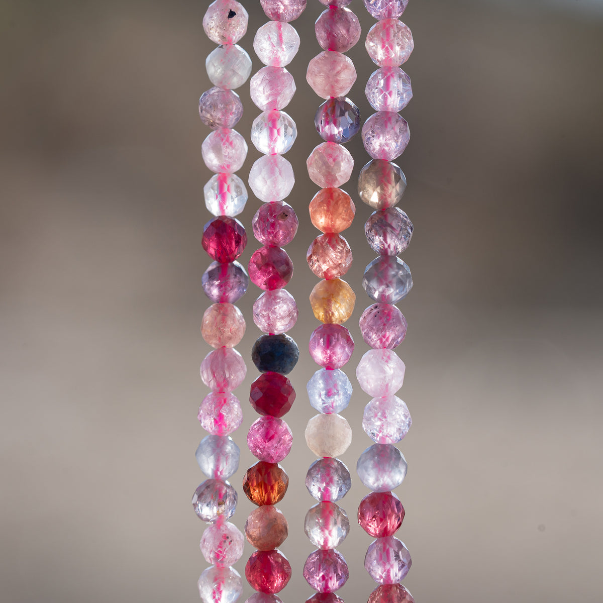Perles rondes facettes de Spinelle multicolore de 4 mm ( 1/2 rang de env 50 perles )