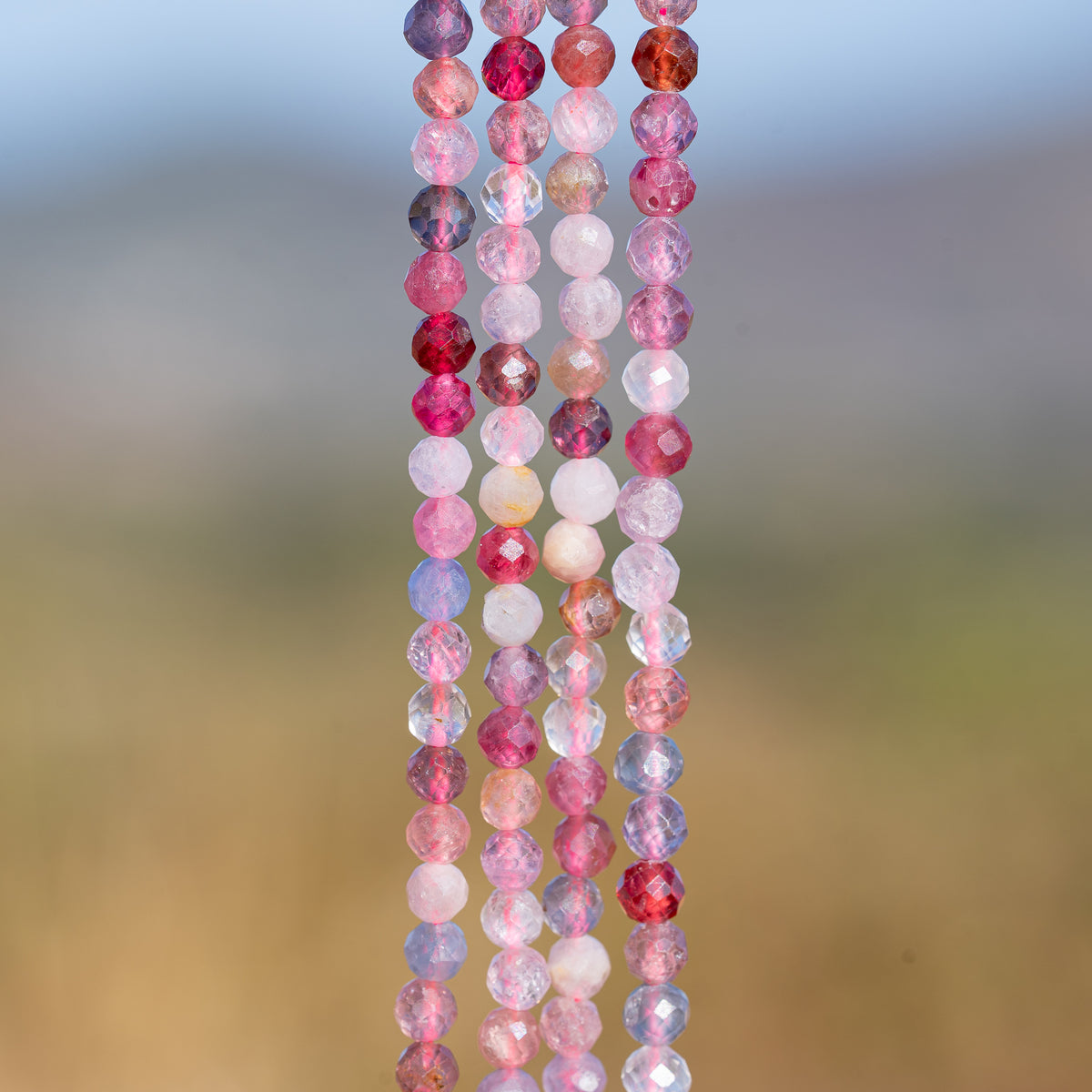 Perles rondes facettes de Spinelle multicolore de 4 mm ( 1/2 rang de env 50 perles )