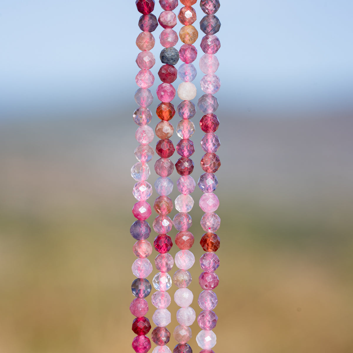 Perles rondes facettes de Spinelle multicolore de 4 mm ( 1/2 rang de env 50 perles )