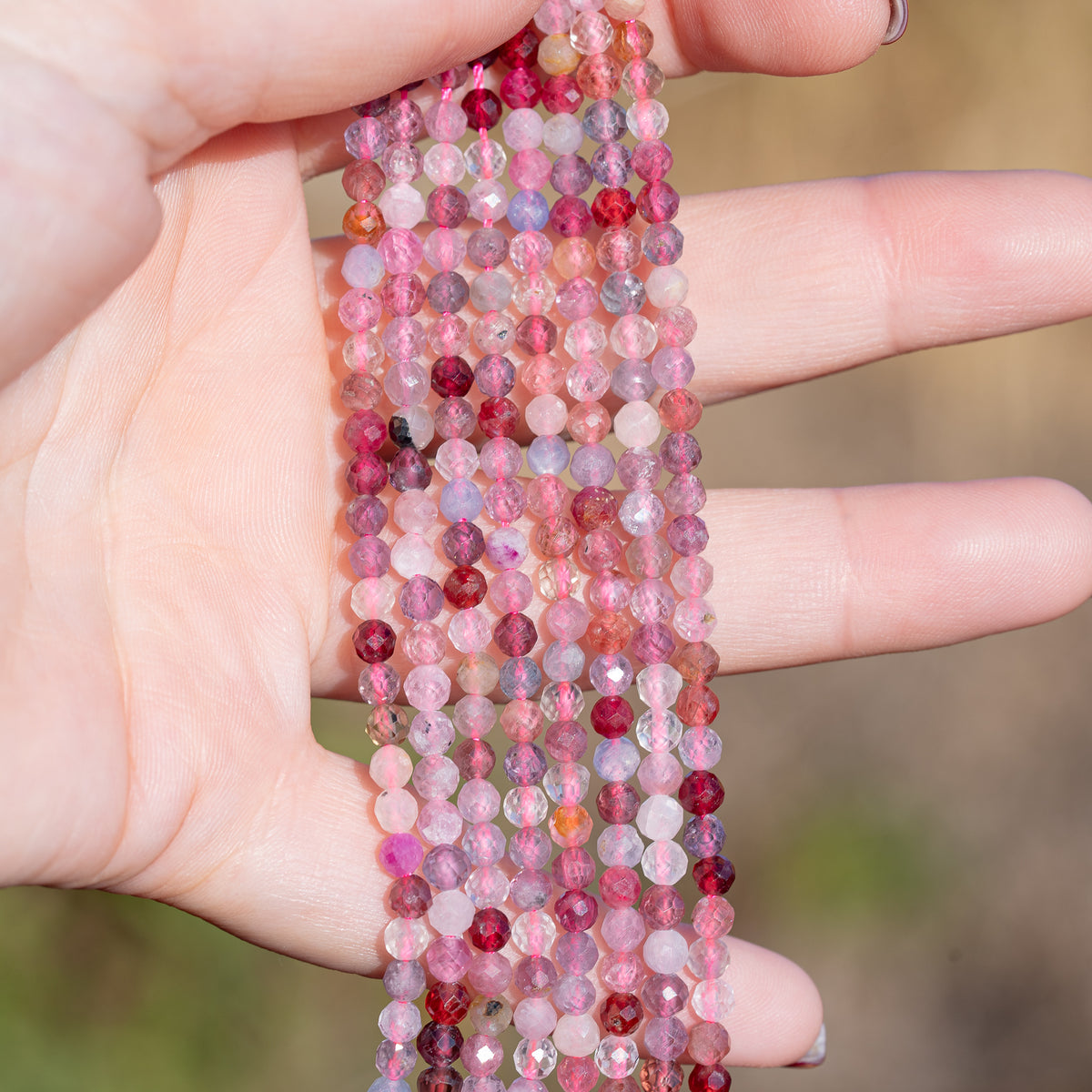 Perles rondes facettes de Spinelle multicolore de 4 mm ( 1/2 rang de env 50 perles )