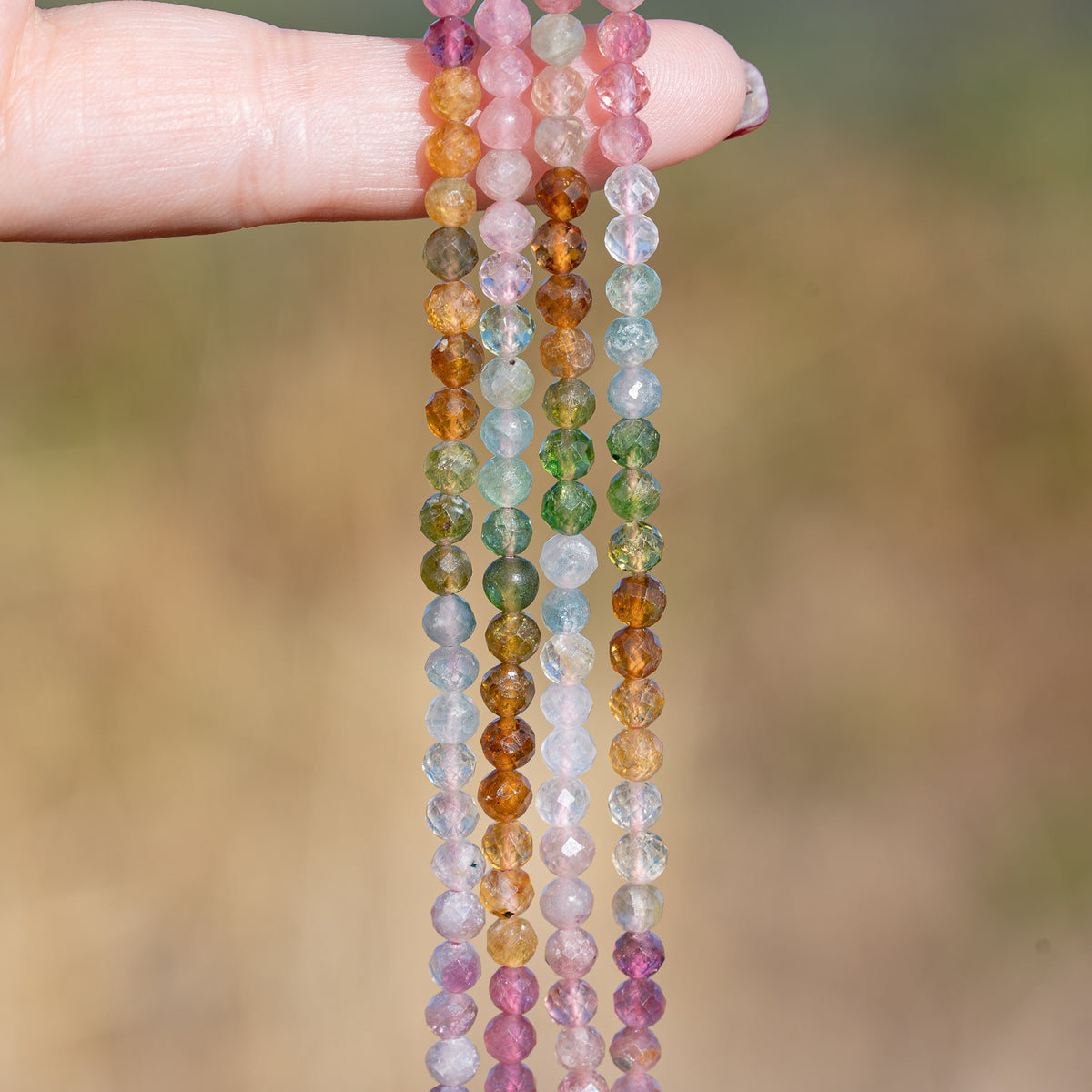 Perles rondes facettes de Tourmaline multicolore de 4 mm ( 1/2 rang de env 50 perles )