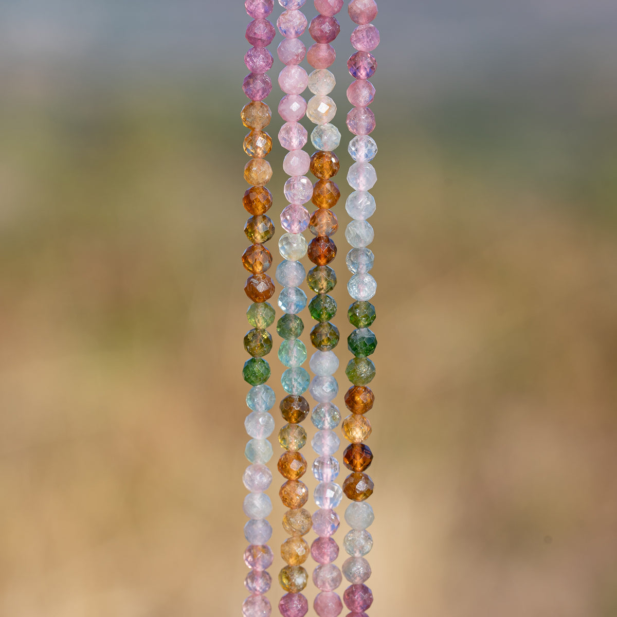 Perles rondes facettes de Tourmaline multicolore de 4 mm ( 1/2 rang de env 50 perles )