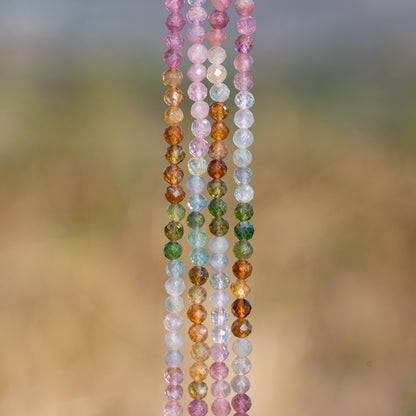 Perles rondes facettes de Tourmaline multicolore de 4 mm ( 1/2 rang de env 50 perles )