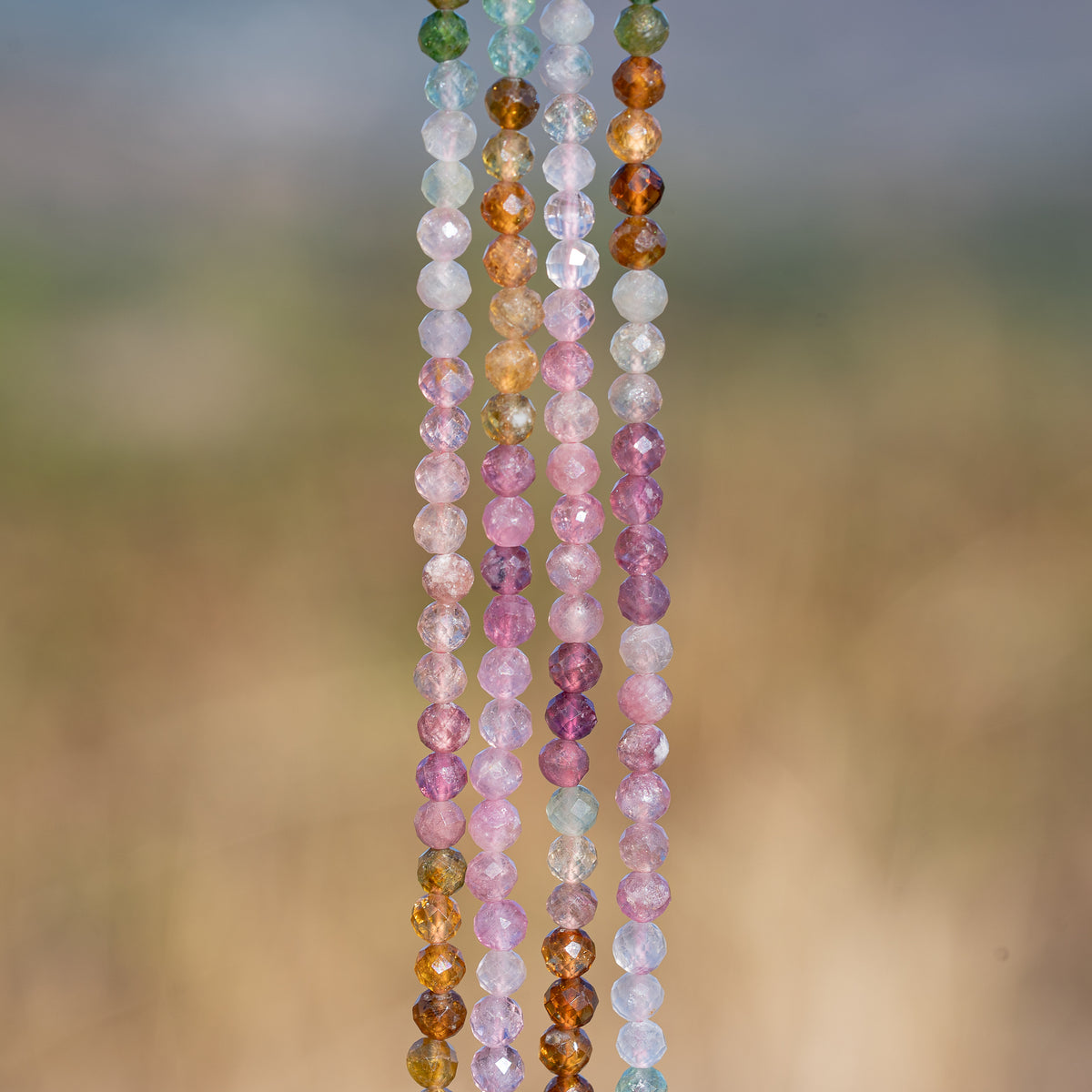 Perles rondes facettes de Tourmaline multicolore de 4 mm ( 1/2 rang de env 50 perles )
