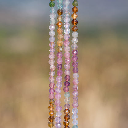 Perles rondes facettes de Tourmaline multicolore de 4 mm ( 1/2 rang de env 50 perles )