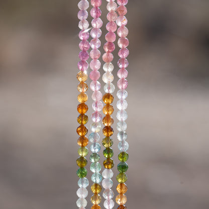 Perles rondes facettes de Tourmaline multicolore de 4 mm ( 1/2 rang de env 50 perles )