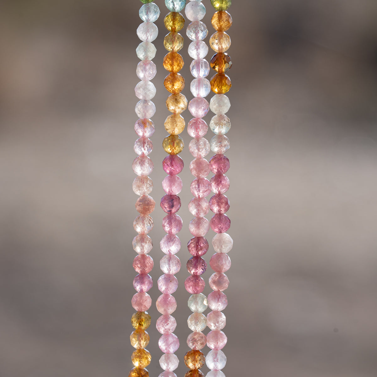 Perles rondes facettes de Tourmaline multicolore de 4 mm ( 1/2 rang de env 50 perles )
