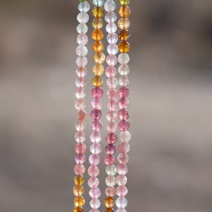 Perles rondes facettes de Tourmaline multicolore de 4 mm ( 1/2 rang de env 50 perles )