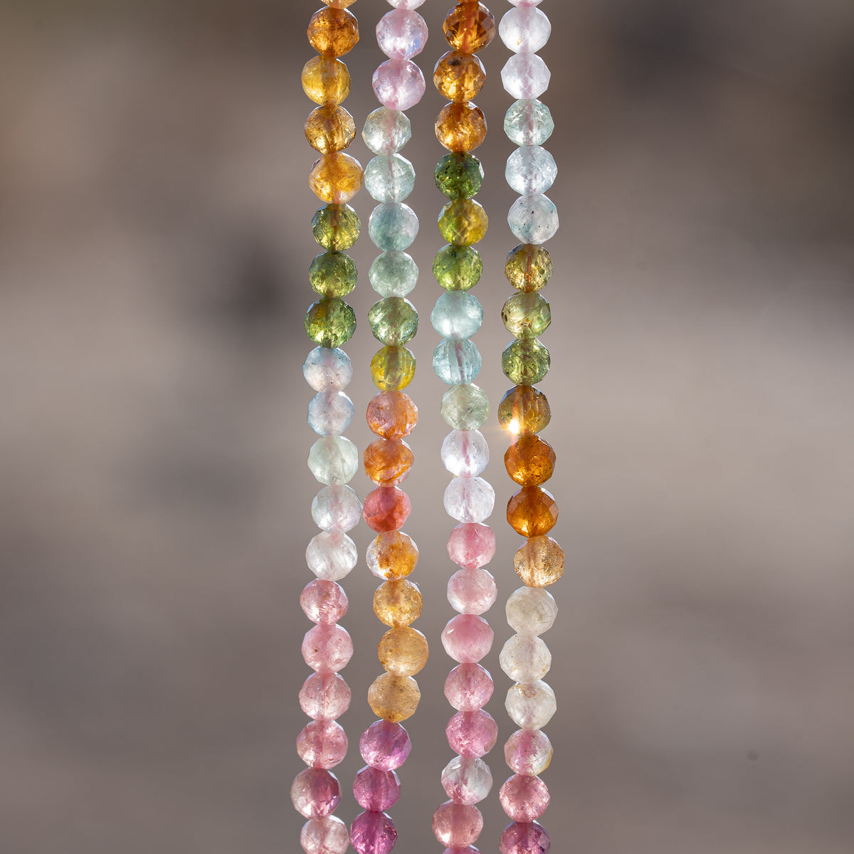 Perles rondes facettes de Tourmaline multicolore de 4 mm ( 1/2 rang de env 50 perles )
