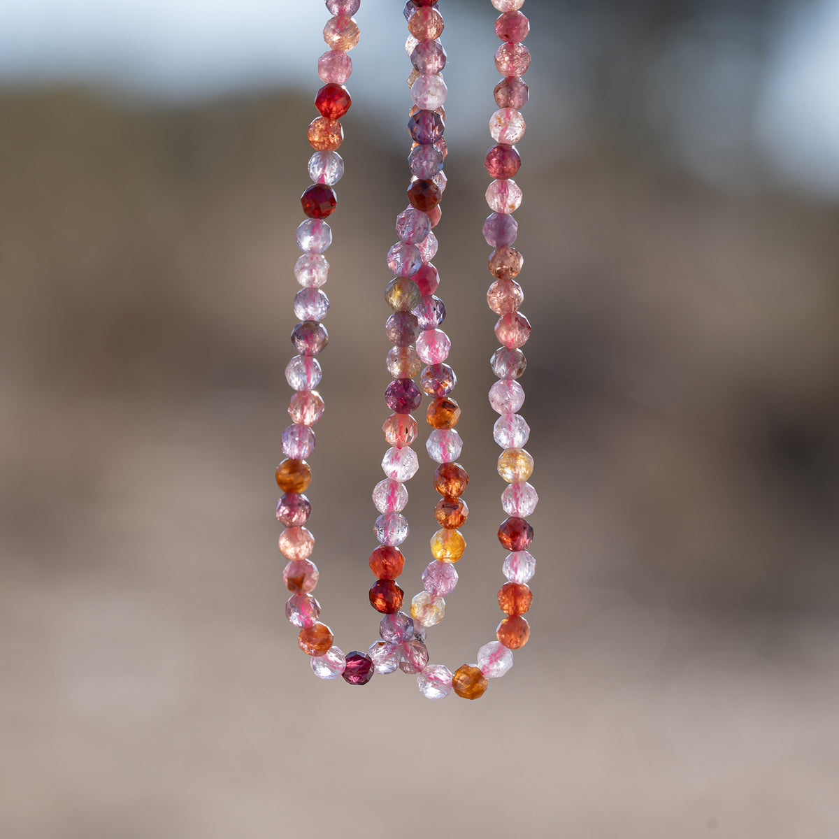 Perles rondes facettes de Spinelle multicolore de 3 mm ( rang de env 66 perles )