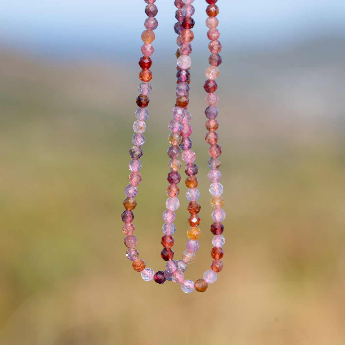 Perles rondes facettes de Spinelle multicolore de 3 mm ( rang de env 66 perles )
