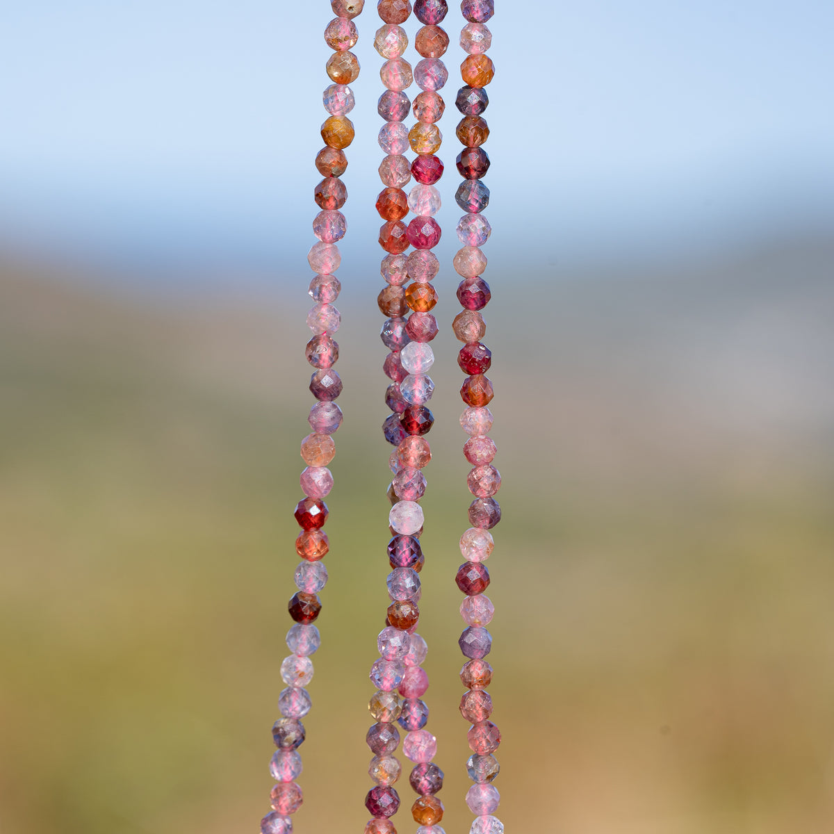 Perles rondes facettes de Spinelle multicolore de 3 mm ( rang de env 66 perles )