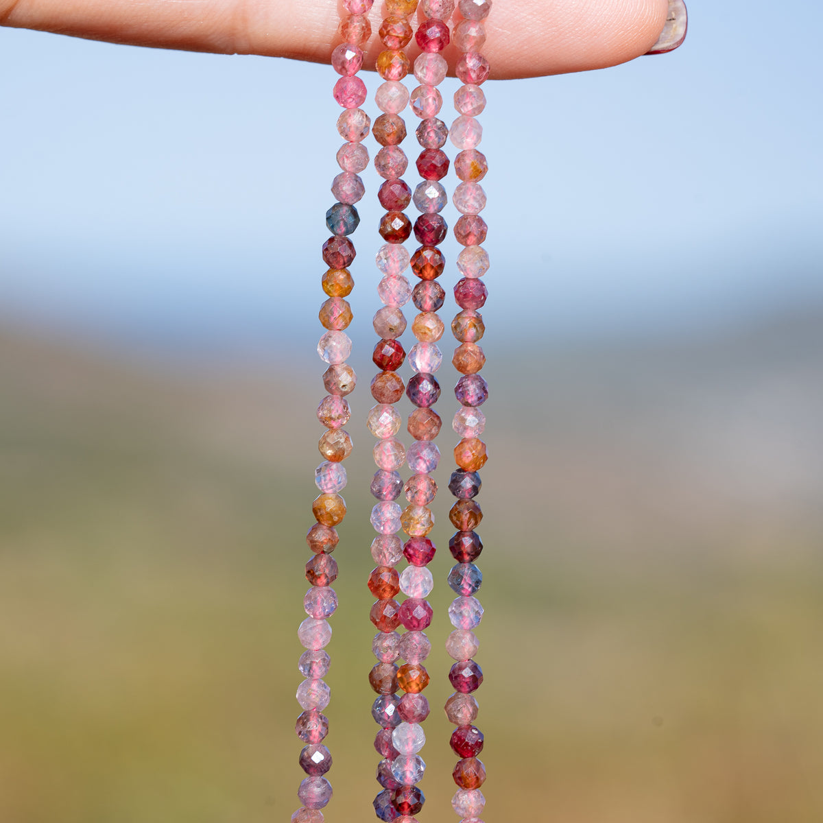 Perles rondes facettes de Spinelle multicolore de 3 mm ( rang de env 66 perles )