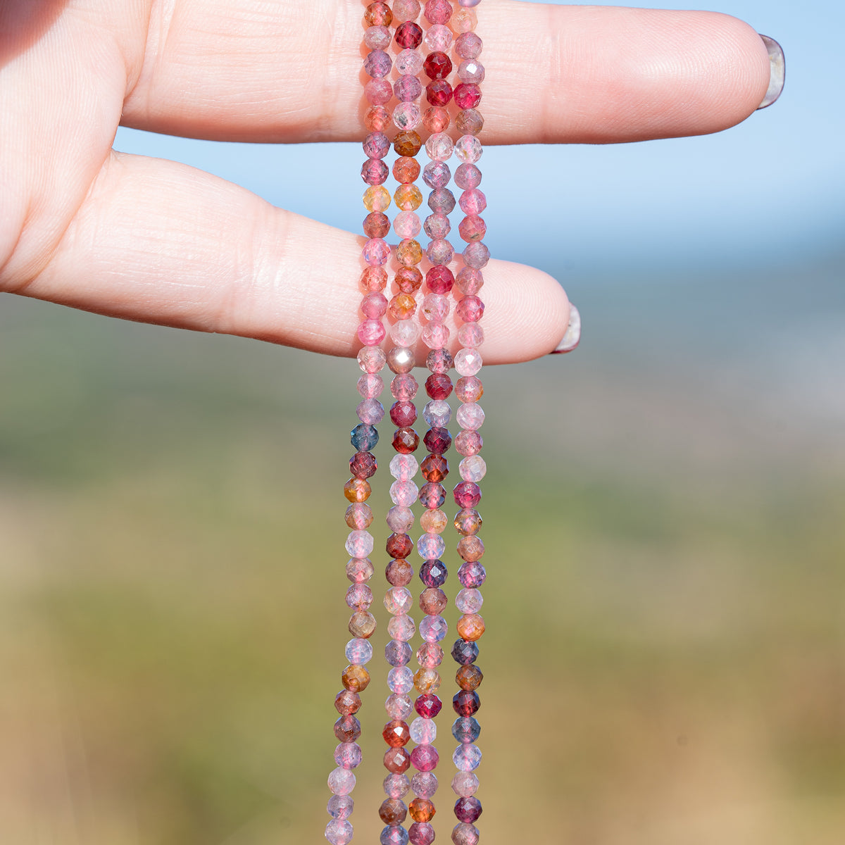 Perles rondes facettes de Spinelle multicolore de 3 mm ( rang de env 66 perles )