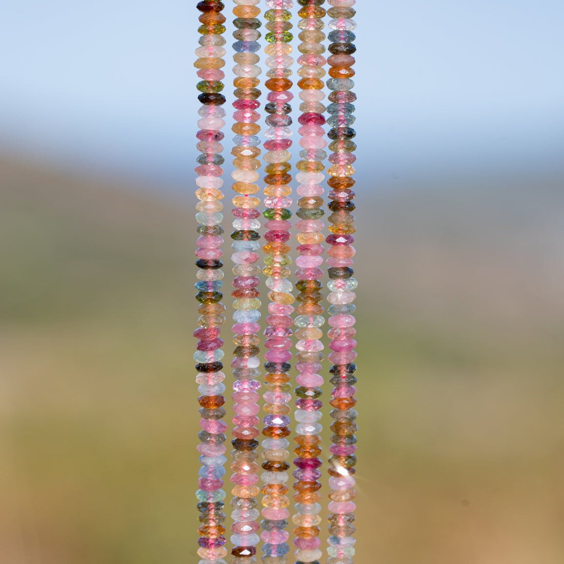 Perles rondelles facettes de Tourmaline multicolore de 3,7 x 1,5 mm ( 1/2 rang de env 122 perles )