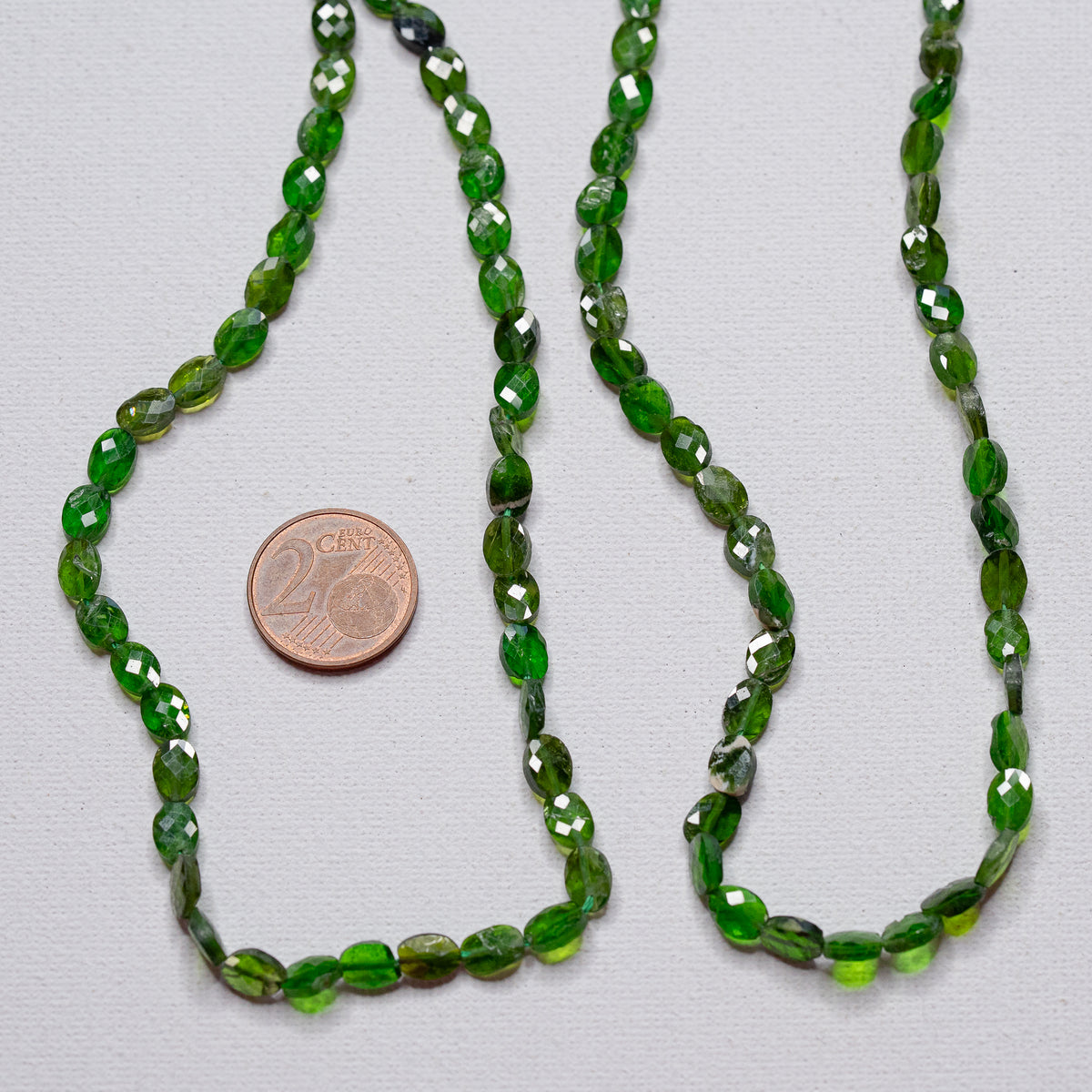 Perles ovales facettes de Diopside chrome de env 6/7 mm ( rang de env 56 perles )